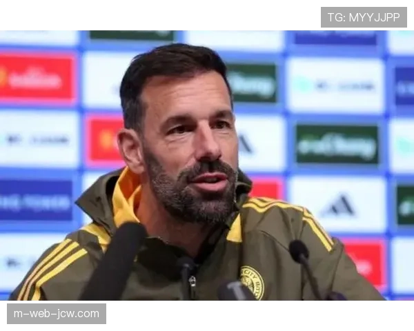 荷兰助教范尼走访英超掌握情报 与海外国脚面对面沟通状态