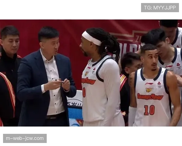 杜锋双塔战术扭转篮板劣势，加时绝杀展现冠军教练调整能力